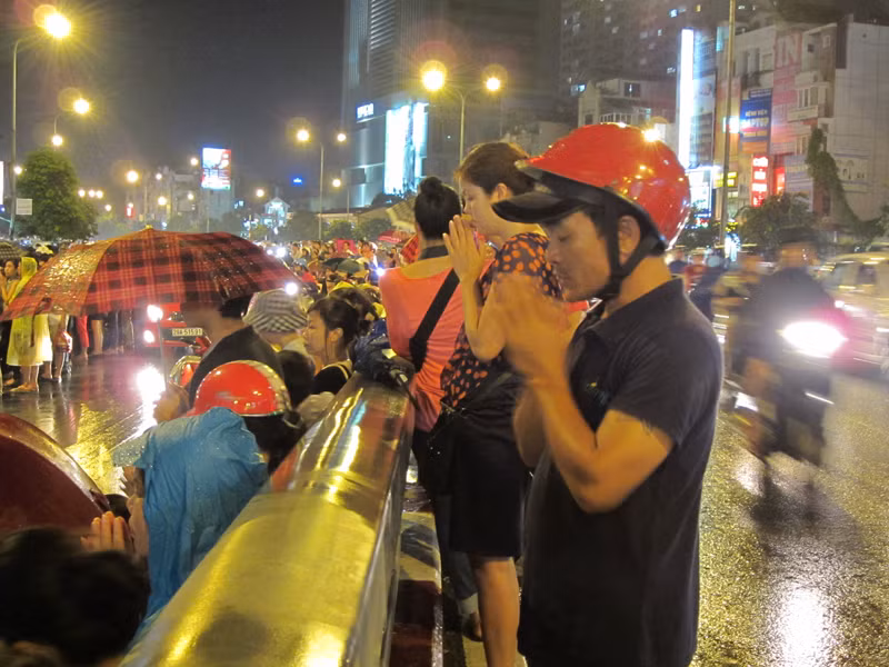 Người dân đi ngang qua, đứng trên cầu vượt Ngã Tư Sở thành tâm khấn vái. Trên cầu vượt Ngã Tư Sở người dân đi ngang qua cũng chọn làm nơi dừng chân để cúng bái