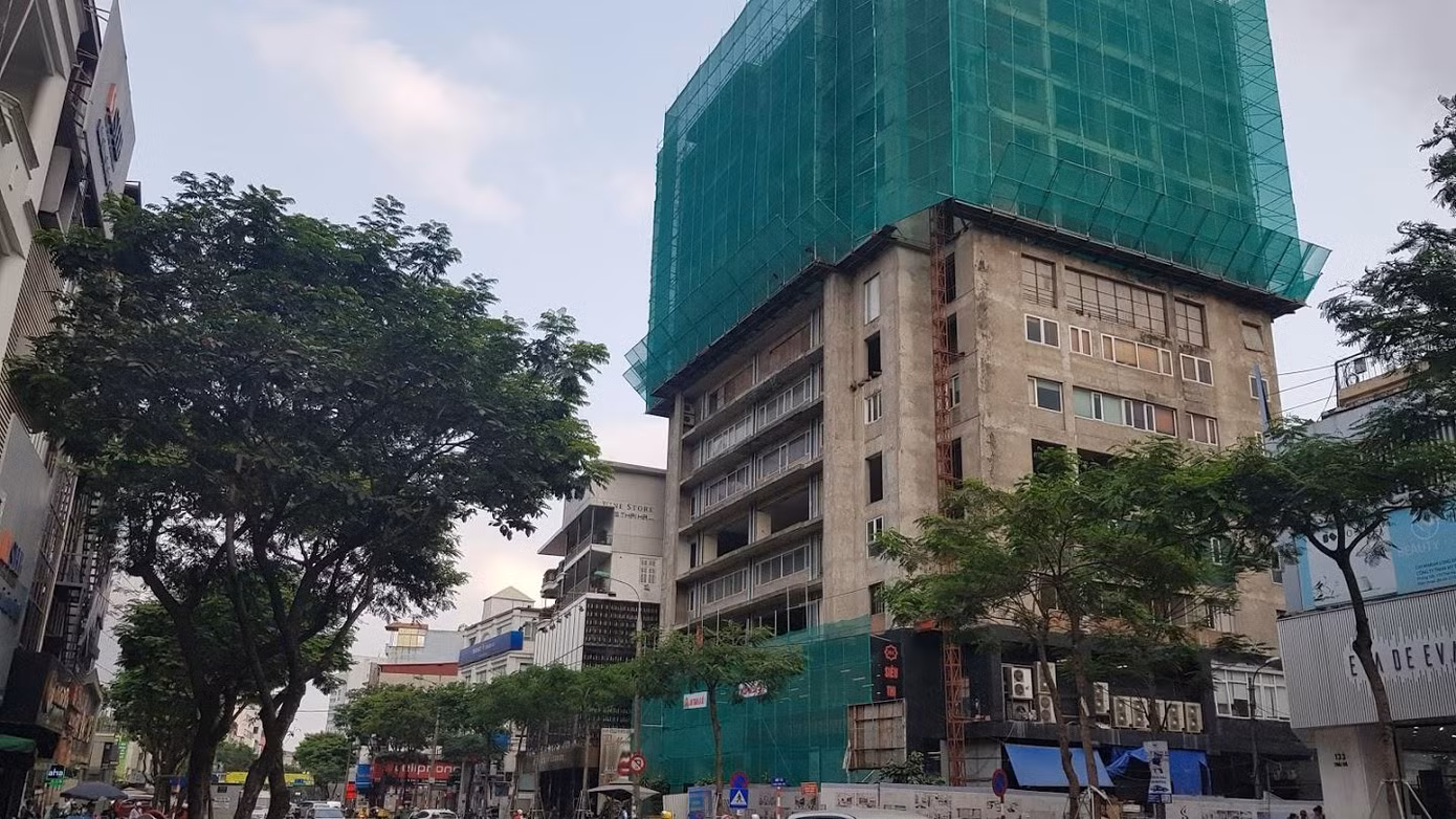 Công trình Khu dịch vụ, văn phòng và nhà ở kinh doanh số 131 Thái Hà (quận Đống Đa) do Công ty TNHH Kinh doanh tổng hợp Huy Hùng làm chủ đầu tư được xây dựng hơn chục năm nay nhưng đến nay vẫn không được hoàn thiện để đưa vào sử dụng. Công trình Khu dịch vụ, văn phòng và nhà ở kinh doanh số 131 Thái Hà (quận Đống Đa) do Công ty TNHH Kinh doanh tổng hợp Huy Hùng làm chủ đầu tư được xây dựng hơn chục năm nay nhưng đến nay vẫn không được hoàn thiện để đưa vào sử dụng.