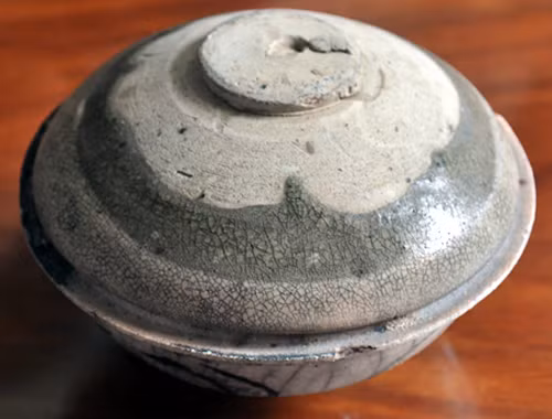 Một bát gốm cổ có nắp đậy bên trên cũng vừa được phát hiện từ con tàu chìm ở vùng biển Châu Tân