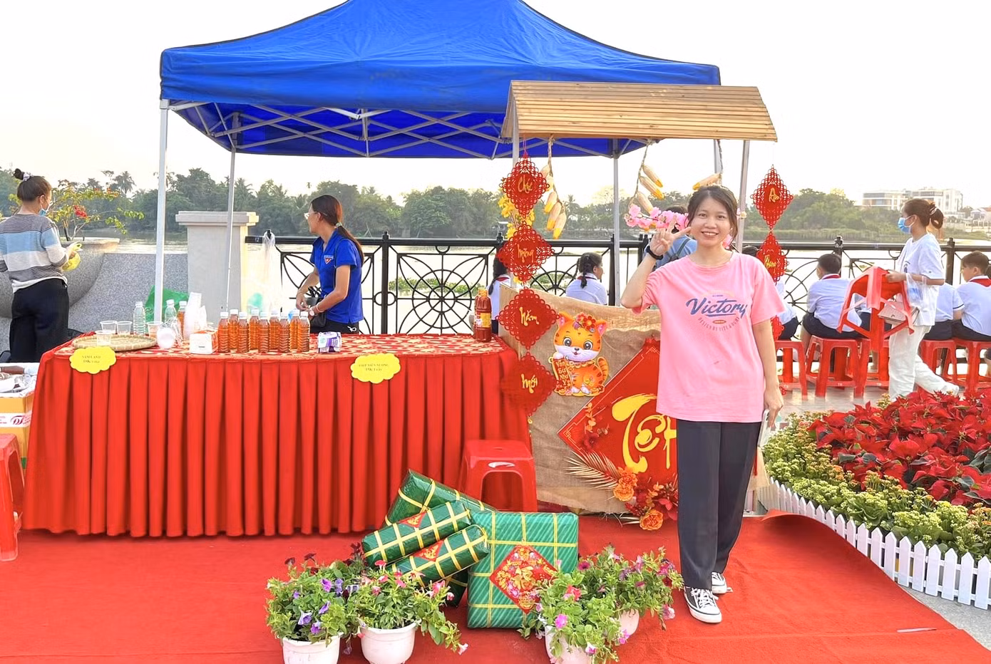 Bạn trẻ thích thú chụp ảnh lưu niệm