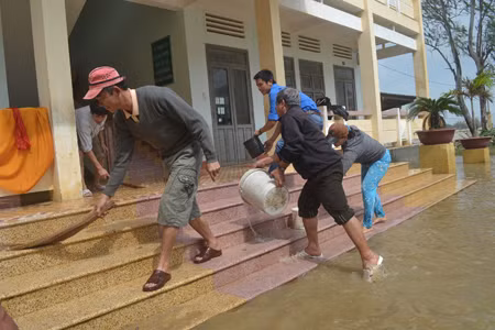 Giáo viên nữ ở nhà, giáo viên nam xắn quần lội tới trường dọn bùn non. ảnh Việt Hương