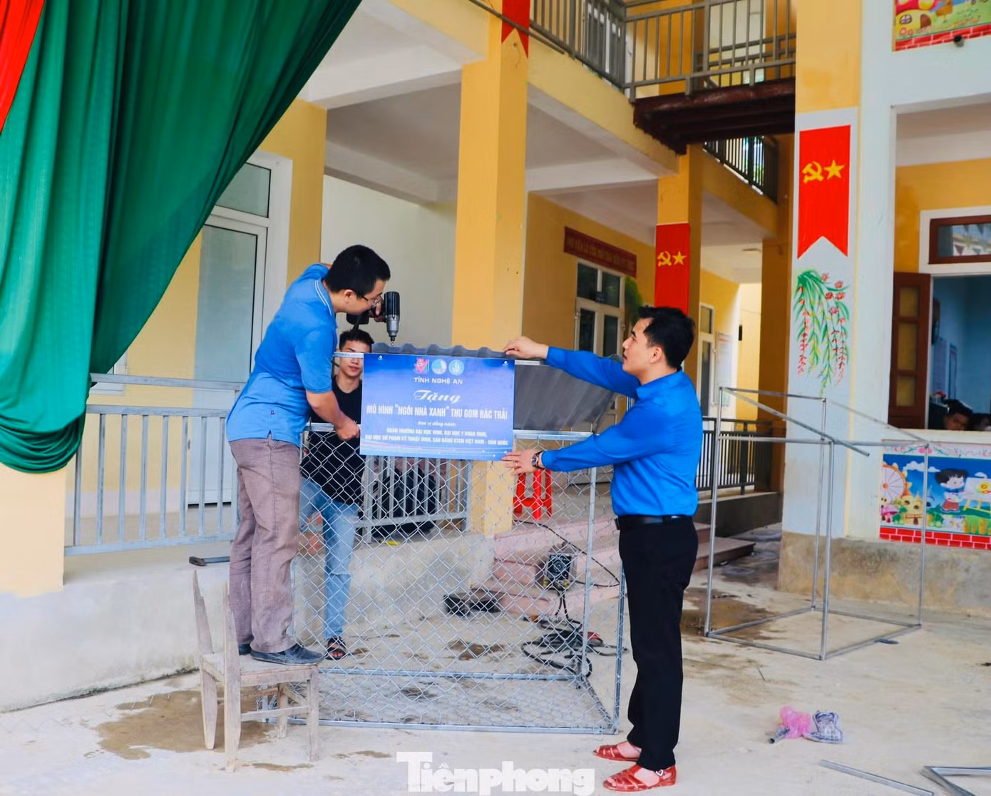 Bàn giao mô hình “Ngôi nhà xanh” thu gom rác thải tại trường Tiểu học Tam Hợp.