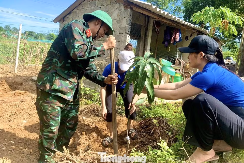 Công trình thanh niên “Vườn cây ăn quả” cho bác Vũ Thị Nhiệm, là cựu TNXP xóm 2, xã Nghĩa Thuận.