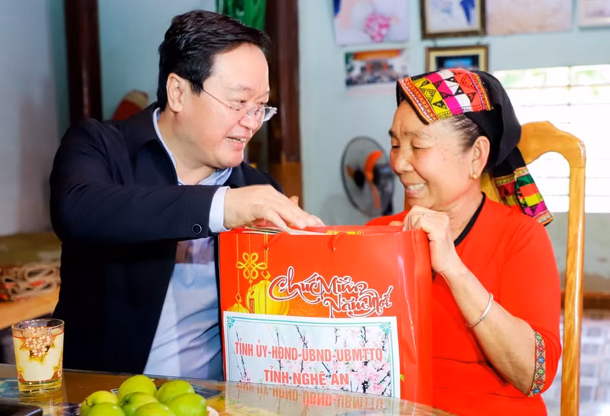 Ông Nguyễn Đức Trung, Chủ tịch UBND tỉnh Nghệ An tặng quà Tết đến gia đình chính sách.