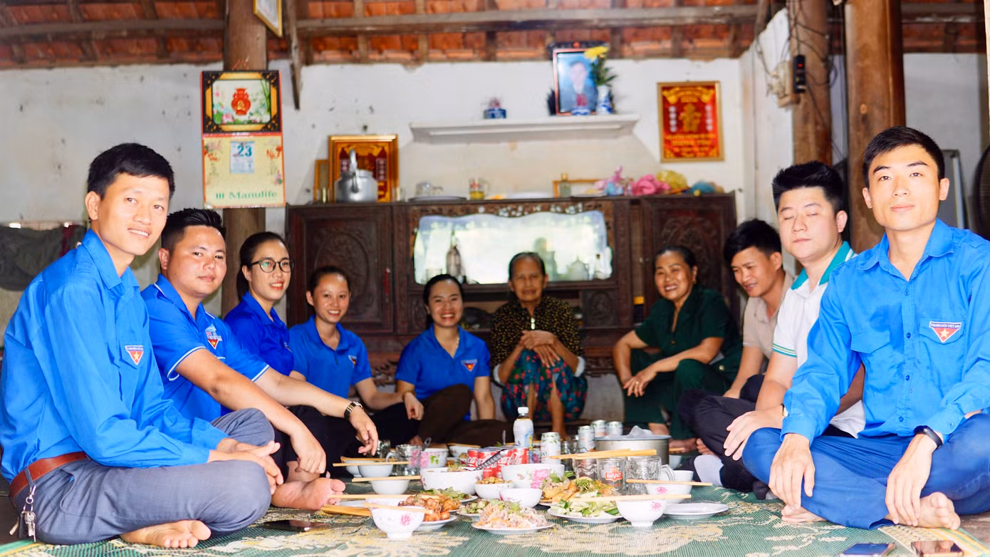 Trong ngôi nhà nhỏ của bà Trần Thị Sơn (trú xóm Hưng Tây, xã Tây Hiếu, thị xã Thái Hòa, Nghệ An), các bạn đoàn viên thanh niên tổ chức nấu bữa cơm nghĩa tình cùng hoạt động khám, phát thuốc. Bà Sơn là cựu TNXP. Hiện bà đang sống một mình.