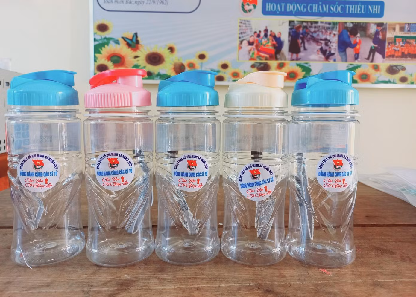 Những chai đựng nước được Đoàn xã Nghĩa Hiếu (huyện Nghĩa Đàn) tặng các sĩ tử.