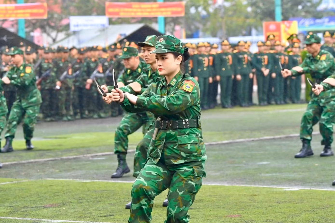 Đồng diễn võ chiến đấu với dao găm. Với cấu trúc đơn giản gọn nhẹ, dễ cất giấu, sử dụng, dao găm là loại vũ khí có hiệu quả chiến đấu cao, đặc biệt trong các trường hợp đánh gần, đánh nhiều đối tượng, đánh đối kháng.