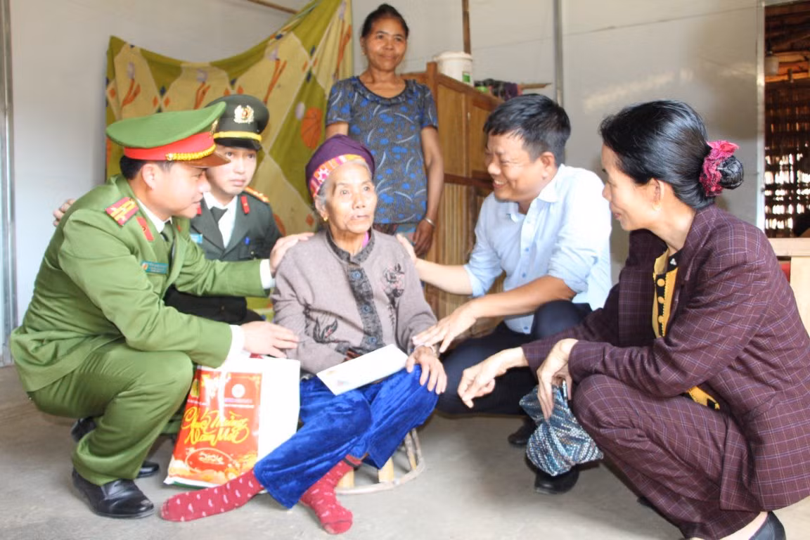 Ngoài ra, công đoàn Công an tỉnh Nghệ An cũng tổ chức chương trình “Tết sum vầy - Xuân chia sẻ”. Tại chương trình, đã trao 60 suất quà cho 60 gia đình đoàn viên có hoàn cảnh khó khăn. Mỗi suất quà trị giá 1 triệu đồng, gồm tiền mặt và túi quà nhu yếu phẩm phục vụ Tết…