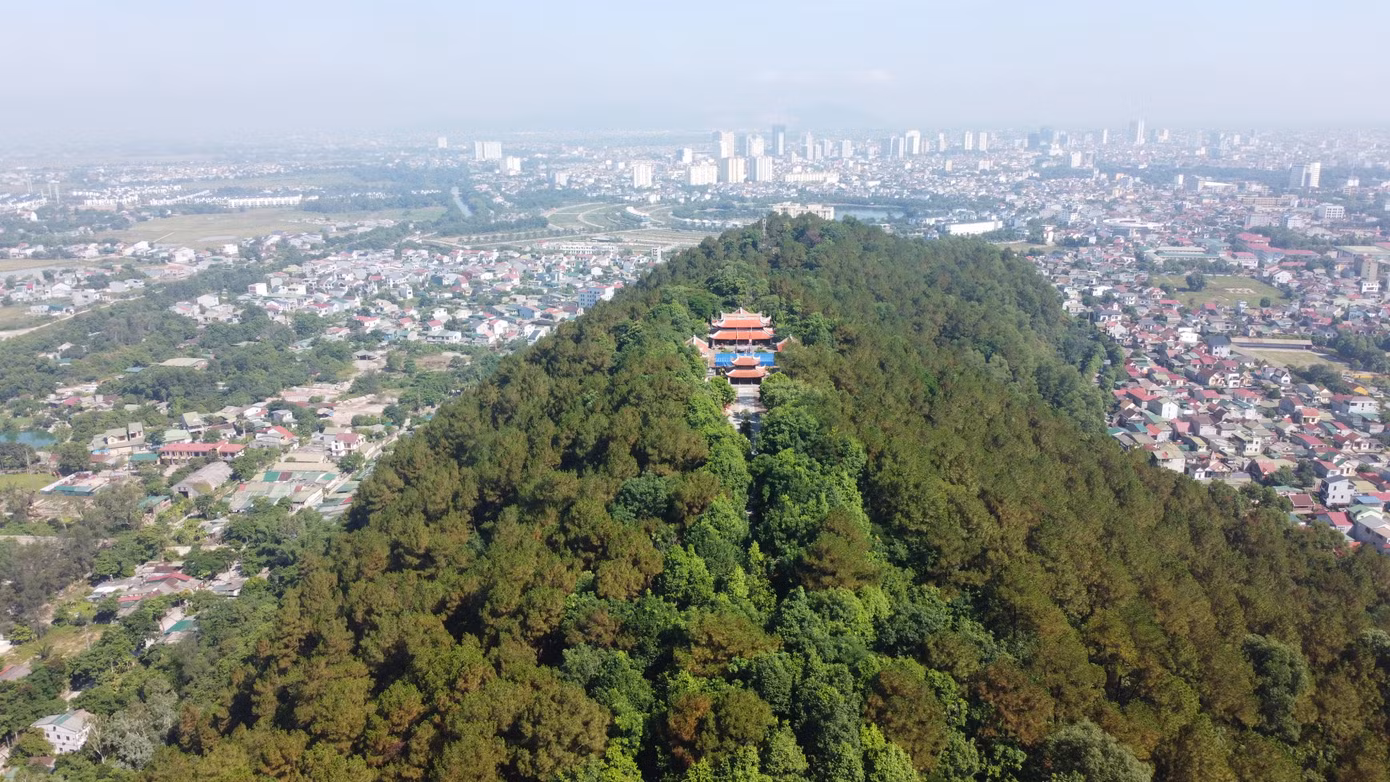 Đền thờ vua Quang Trung tọa lạc trên núi Dũng Quyết, phường Trung Đô, TP Vinh, Nghệ An. Núi có 4 chi gồm: long thủ (đầu rồng), phượng dực (cánh phượng), quy bôi (cồn rùa) và kỳ lân, hội tụ đủ tứ linh Long, Lân, Quy, Phụng.