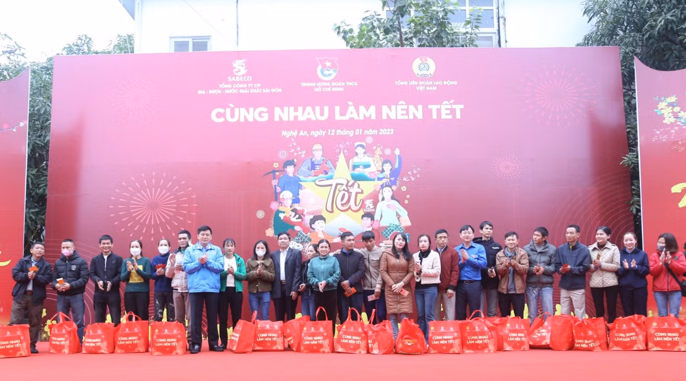 Trao quà cho các thanh niên công nhân có hoàn cảnh khó khăn. Ảnh: Thu Hiền