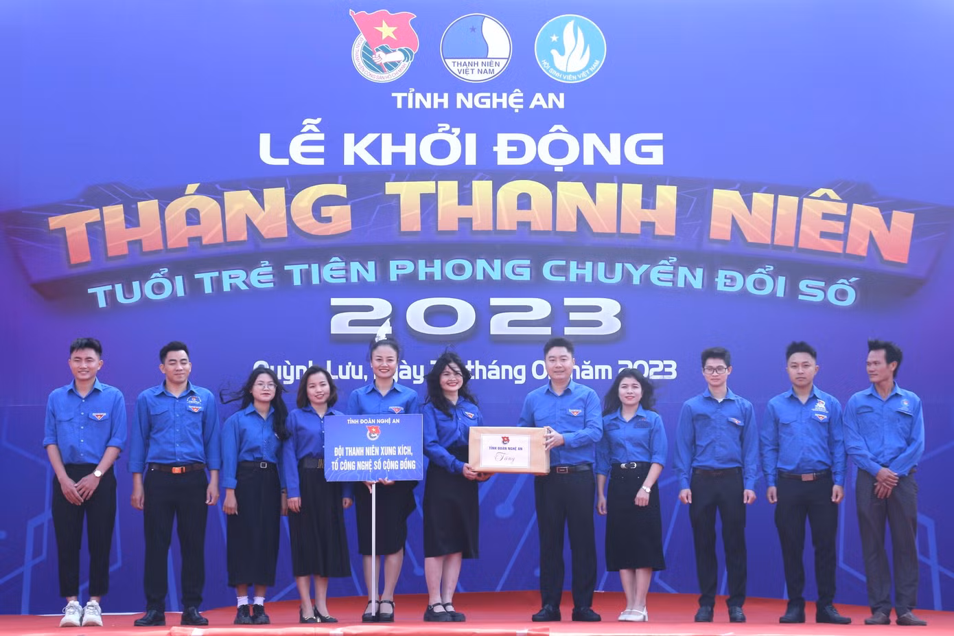 Ban Thường vụ Tỉnh Đoàn Nghệ An tặng quà cho đội thanh niên xung kích, tổ công nghệ số cộng đồng huyện Quỳnh Lưu. Ban Thường vụ Tỉnh Đoàn Nghệ An tặng quà cho đội thanh niên xung kích, tổ công nghệ số cộng đồng huyện Quỳnh Lưu.