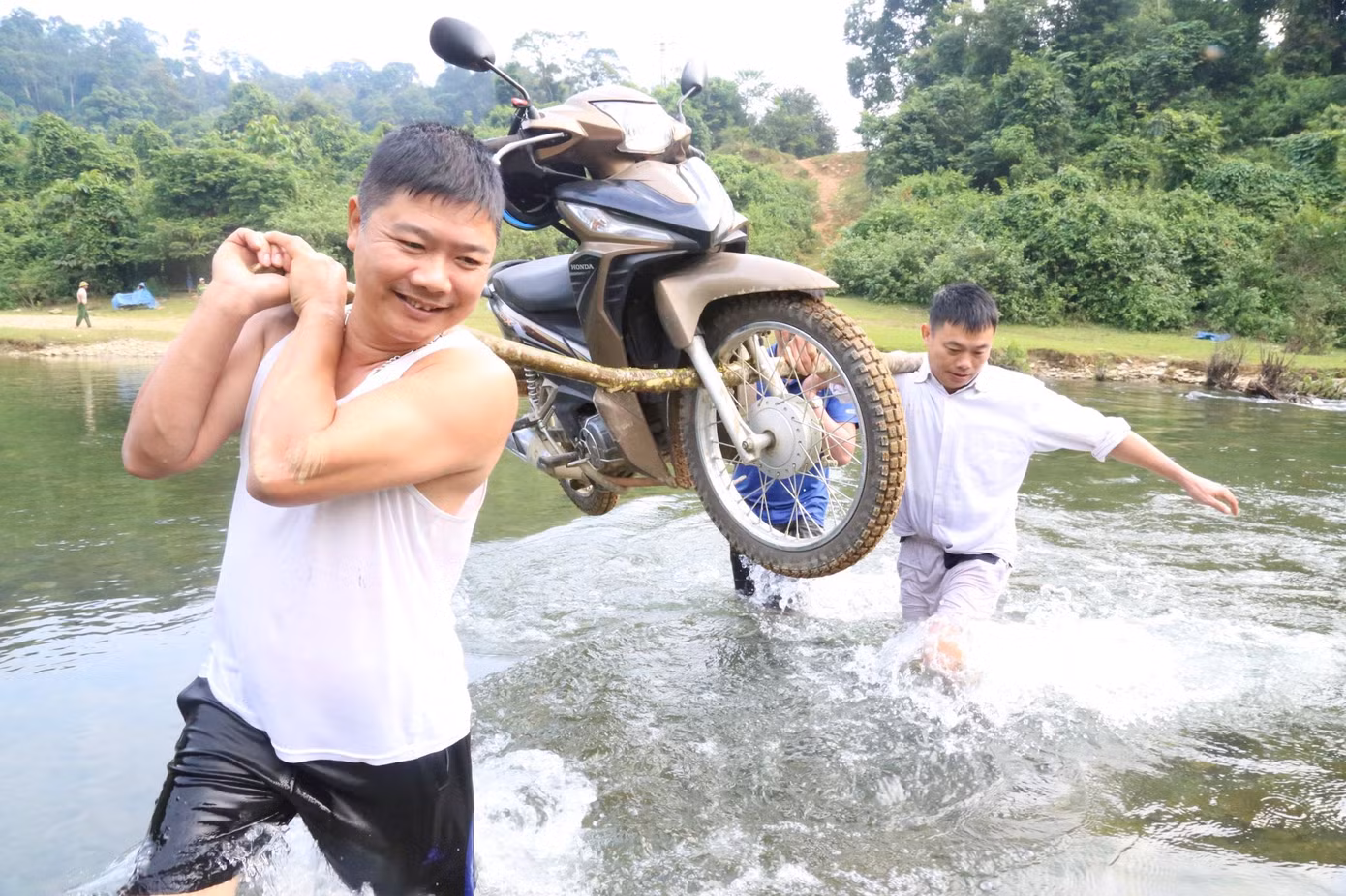 Cứ bốn thầy một xe vật lộn với dòng nước. Sau gần 30 phút vật lộn, cuối cùng những chiếc xe cũng được đưa qua suối an toàn.