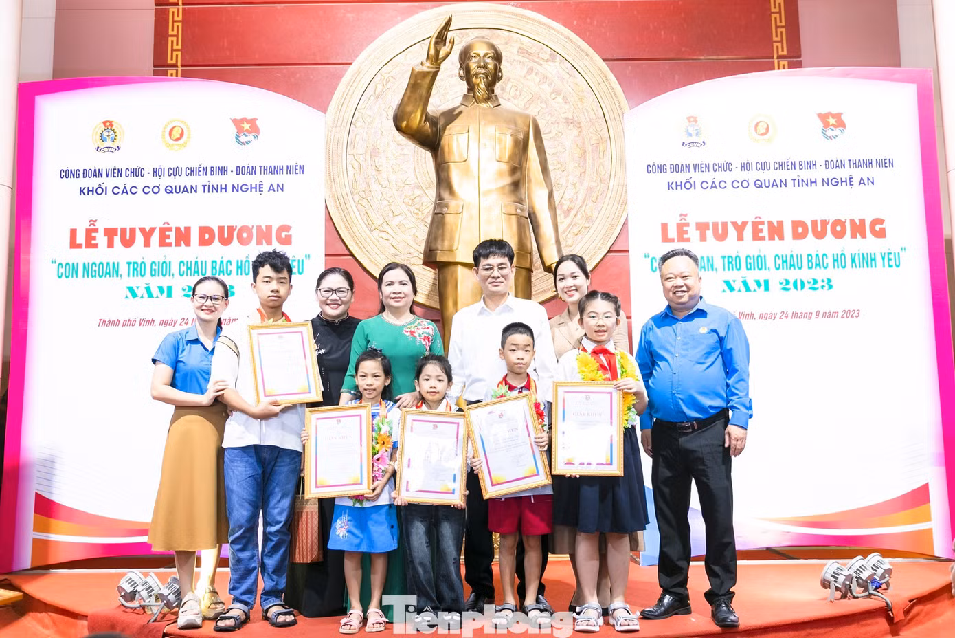 Nguyễn Phương Uyên (thứ 2 từ phải qua) được tuyên dương là “Con ngoan, trò giỏi, cháu Bác Hồ kính yêu” năm 2023.