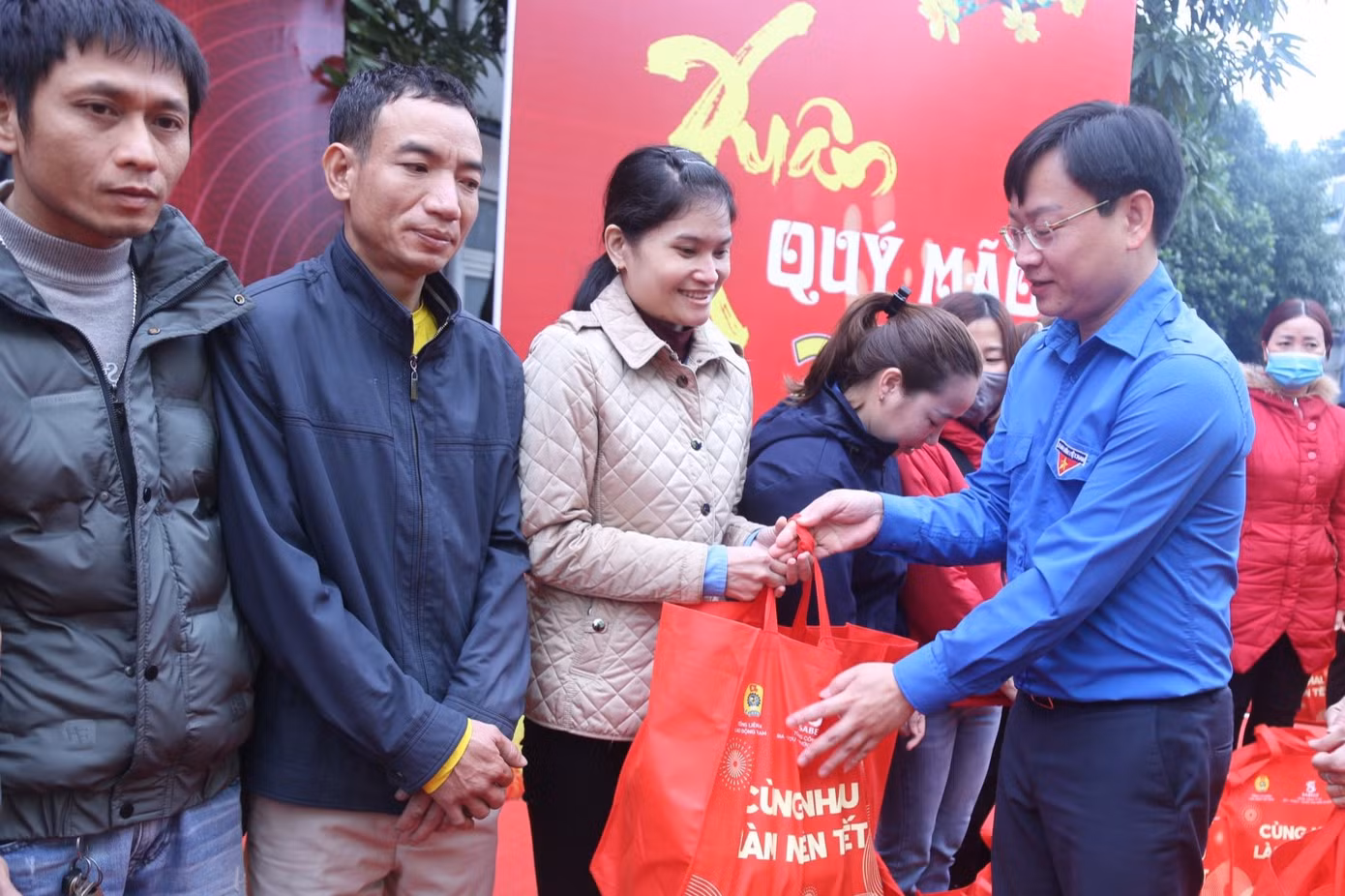 Anh Trần Hữu, Ủy viên Ban Thường vụ, Trưởng Ban Thanh niên công nhân và Đô thị T.Ư Đoàn tặng quà cho các thanh niên công nhân khó khăn