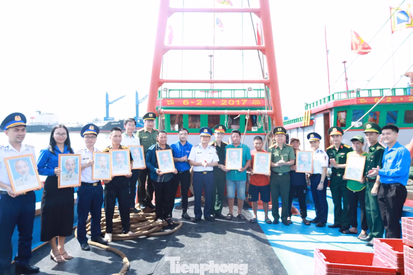 Hướng về biển đảo, tuổi trẻ Bộ Chỉ huy Quân sự tỉnh và Bộ Chỉ huy Bộ đội Biên phòng tỉnh đã trao tặng 200 ảnh Bác Hồ, 400 lá cờ Tổ quốc và 10 suất quà cho ngư dân tại địa phương. Những món quà không chỉ mang giá trị vật chất mà còn là nguồn động viên tinh thần to lớn, tiếp thêm niềm tin để bà con vươn khơi bám biển, góp phần bảo vệ chủ quyền thiêng liêng của Tổ quốc.
