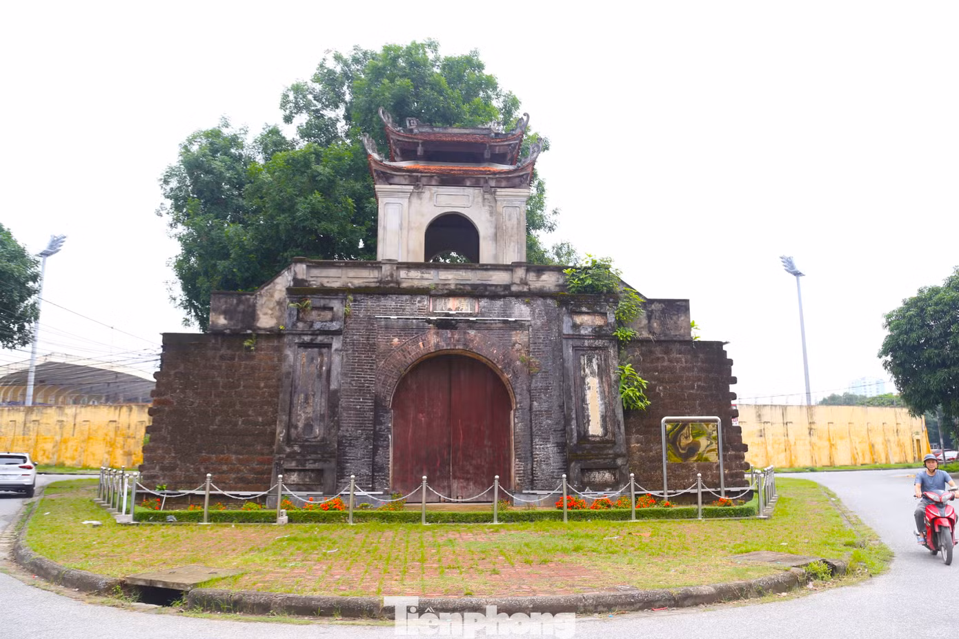 Nằm trên phường Cửa Nam (thành phố Vinh), Tiền Môn là cổng thành nguyên vẹn hơn so với hai cổng còn lại.
