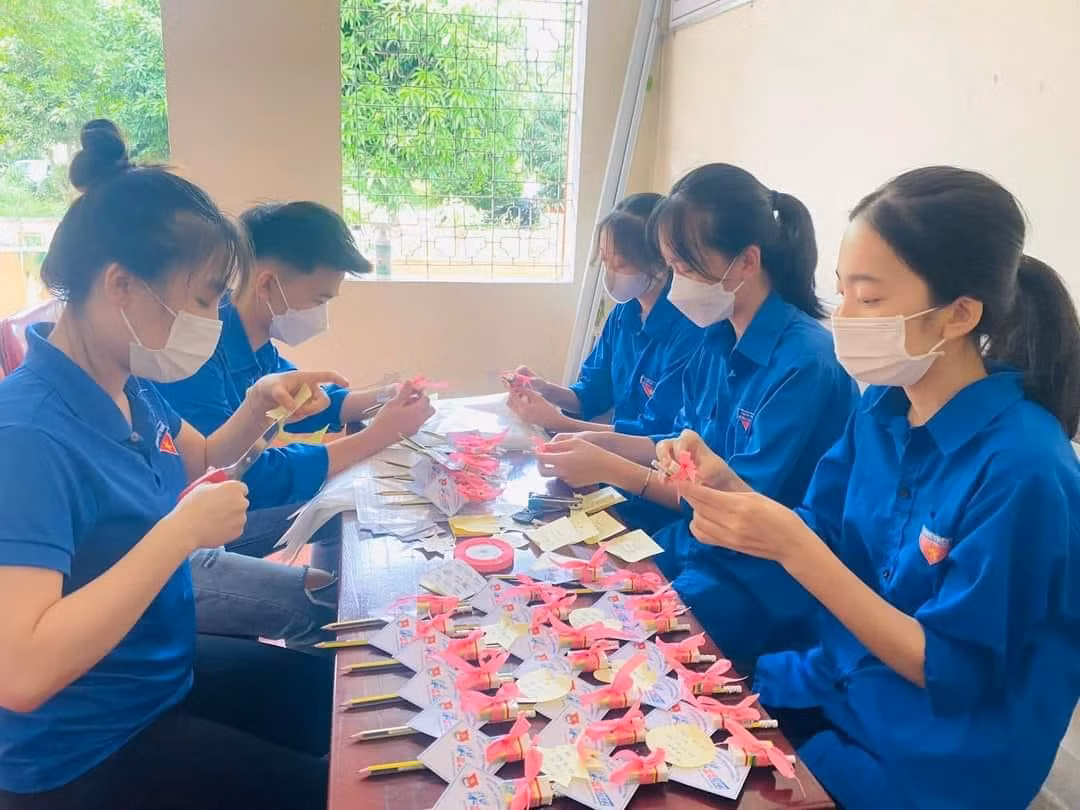 Ngoài những hoạt động như nước uống miễn phí, bữa cơm miễn phí..., thanh niên tình nguyện trên địa bàn tỉnh Nghệ An còn làm nhiều quà tặng đơn giản nhưng có ý nghĩa sâu sắc như tặng bút chì, thước kẻ, bình nước,... cổ vũ sĩ tử vượt vũ môn.