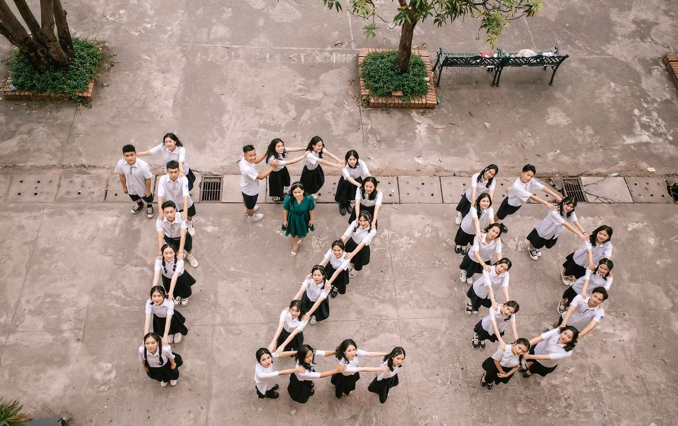 Tất cả các học sinh lớp học 12D đều có điểm thi tốt nghiệp cao