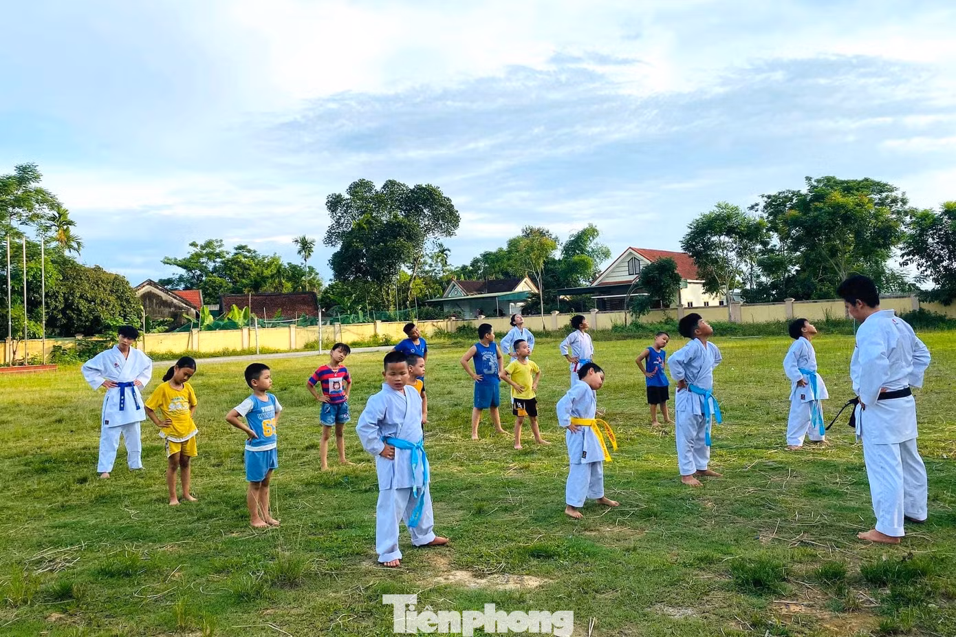 Hè này, Huyện đoàn Đô Lương tổ chức 16 lớp dạy tiếng Anh, 25 lớp dạy bơi, 6 lớp năng khiếu múa miễn phí; 9 lớp võ thuật karatedo; 2 lớp luyện chữ đẹp cho thiếu nhi từ 5-9 tuổi, 3 lớp đá bóng, thu hút hơn 3.000 thanh thiếu nhi tham gia. Trong ảnh, lớp dạy võ karatedo dành cho thiếu nhi Đô Lương. Hè này, Huyện đoàn Đô Lương tổ chức 16 lớp dạy tiếng Anh, 25 lớp dạy bơi, 6 lớp năng khiếu múa miễn phí; 9 lớp võ thuật karatedo; 2 lớp luyện chữ đẹp cho thiếu nhi từ 5-9 tuổi, 3 lớp đá bóng, thu hút hơn 3.000 thanh thiếu nhi tham gia. Trong ảnh, lớp dạy võ karatedo dành cho thiếu nhi Đô Lương.