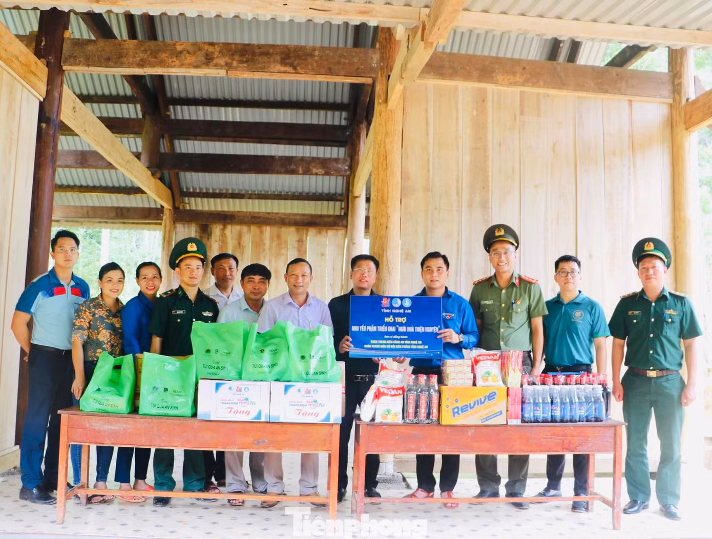 Triển khai xây dựng Ngôi nhà thiện nguyện và trao tặng nhu yếu phẩm cho người dân có hoàn cảnh khó khăn trên địa bàn xã Tam Hợp.
