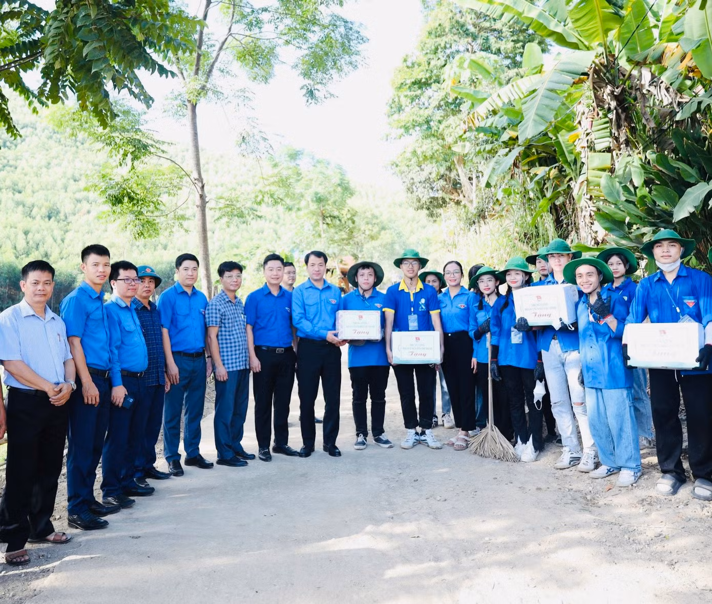 Bí thư T.Ư Đoàn Ngô Văn Cương mong muốn các bạn sinh viên bằng kiến thức chuyên môn và tinh thần tình nguyện sẽ tổ chức nhiều hoạt động ý nghĩa cho đồng bào, để lại dấu ấn đẹp của tuổi trẻ đối với các cấp chính quyền, người dân và các em thiếu niên, nhi đồng.