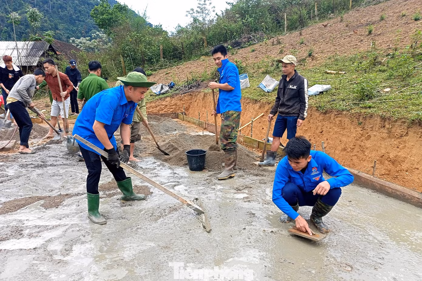 Giúp dân láng nền nhà