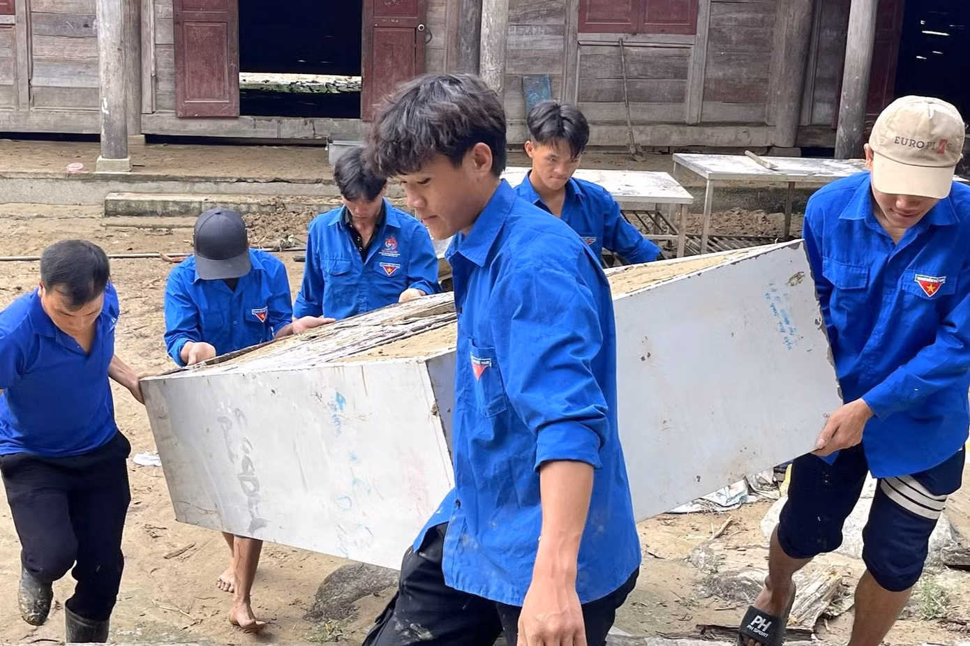Phát huy tinh thần xung kích, tình nguyện, sau khi lũ rút, lực lượng đoàn viên thanh niên xã Hữu Khuông đã hỗ trợ nhà trường dọn dẹp.