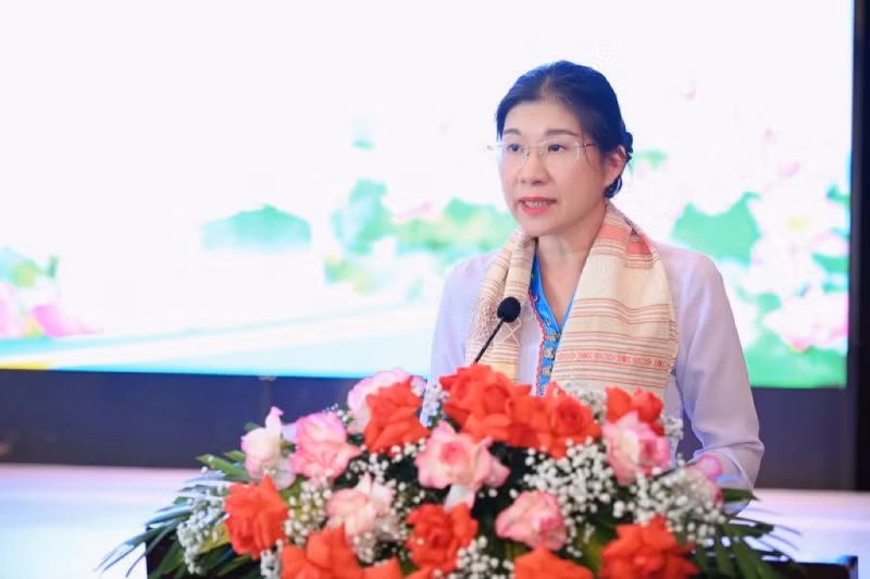 Trưởng Ban Dân tộc HĐND tỉnh Nghệ An Lô Thị Kim Ngân phát biểu tại Hội nghị Trưởng Ban Dân tộc HĐND tỉnh Nghệ An Lô Thị Kim Ngân phát biểu tại Hội nghị