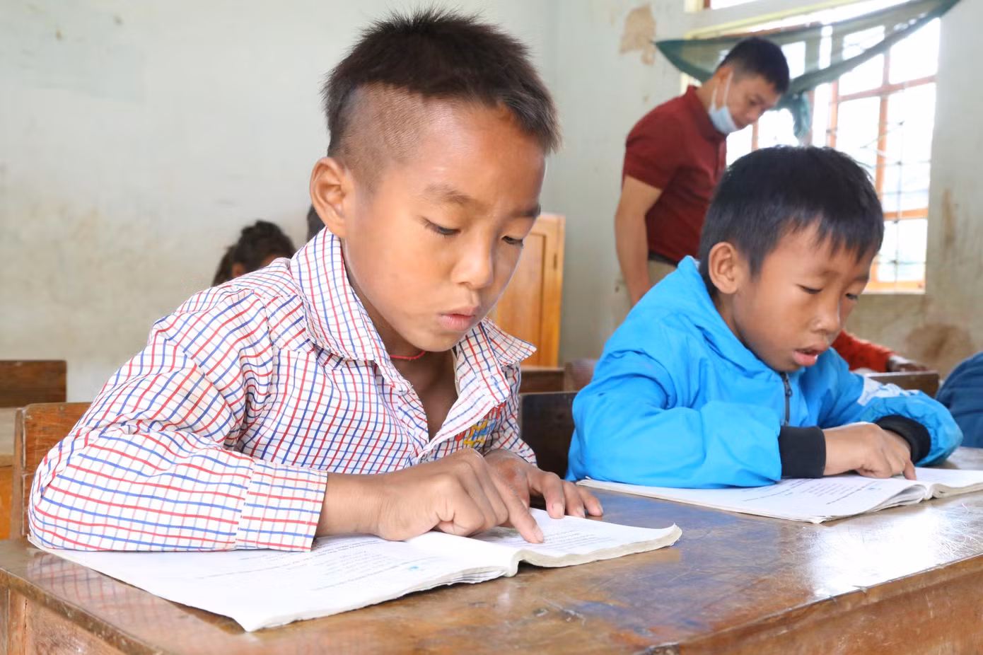 Cô Võ Thị Hồng Long, Hiệu trưởng trường Tiểu học 2 Môn Sơn cho biết, toàn trường có 24 lớp với 477 học sinh ở 4 điểm trường. Trong các điểm trường đó thì bản Búng là khó khăn nhất. Đường đi lại khó khăn, hiểm trở, nhiều khe suối và phải qua lại dòng sông Giăng nhiều lần, có chỗ chưa có cầu nên giáo viên phải khiêng xe máy và lội qua sông, không đảm bảo an toàn, nhất là mùa nước lũ tràn về.