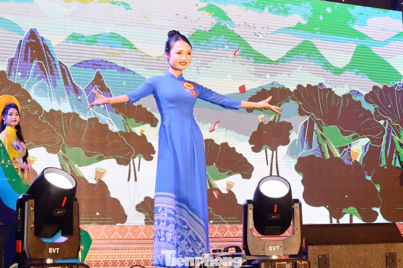 Các thí sinh thực hiện phần thi trang phục tự chọn. Đây là phần thi để các thí sinh thể hiện cá tính cũng như sở thích thời trang của bản thân.