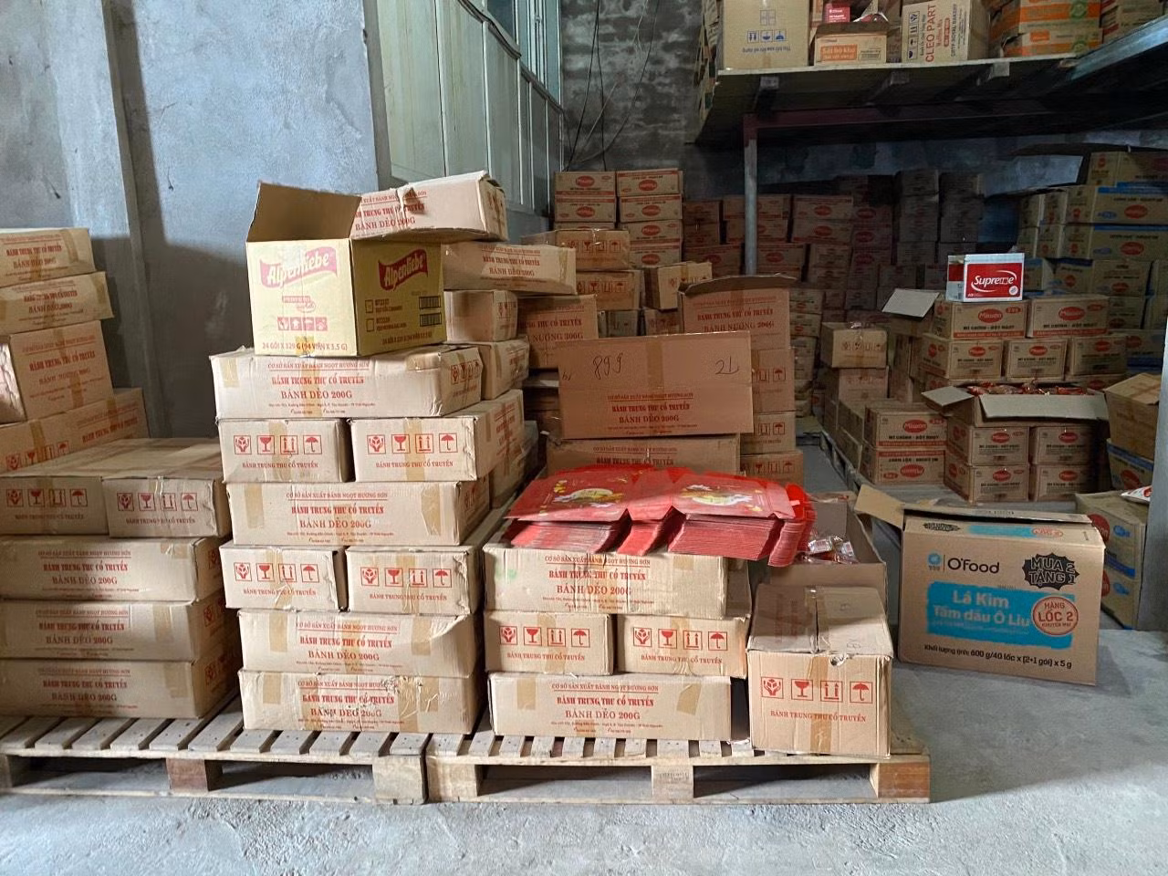 Cơ quan Công an phát hiện và thu giữ 2.500 chiếc bánh trung thu không rõ nguồn gốc, xuất xứ tại kho hàng ở huyện Diễn Châu Cơ quan Công an phát hiện và thu giữ 2.500 chiếc bánh trung thu không rõ nguồn gốc, xuất xứ tại kho hàng ở huyện Diễn Châu
