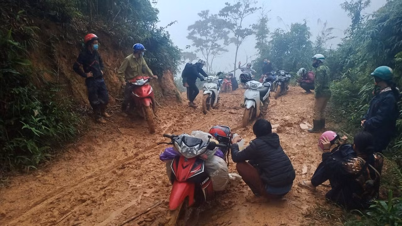 Không điện lưới, không sóng điện thoại, không mạng intertnet, không trạm y tế, không nhà công vụ là những gì đang diễn ra tại điểm trường Huồi Mới. Những tháng mưa lũ, sạt lở, các thầy giáo tại đây đã quen với cảnh hết lương thực, thực phẩm, phải vào rừng hái măng, xuống suối xúc cá để có cái ăn qua ngày.