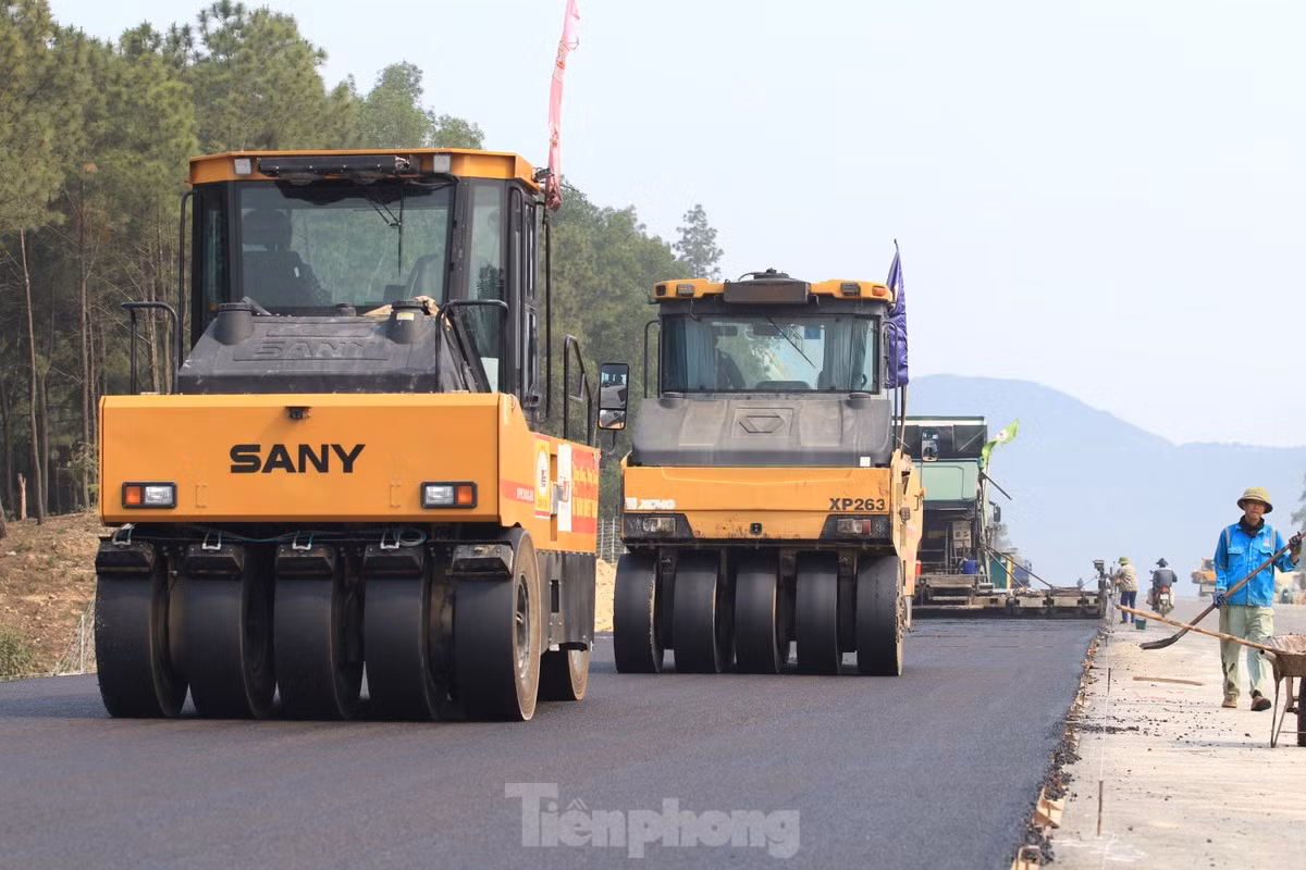 Các đơn vị thi công triển khai thảm mặt đường để kịp thông xe trên tuyến.