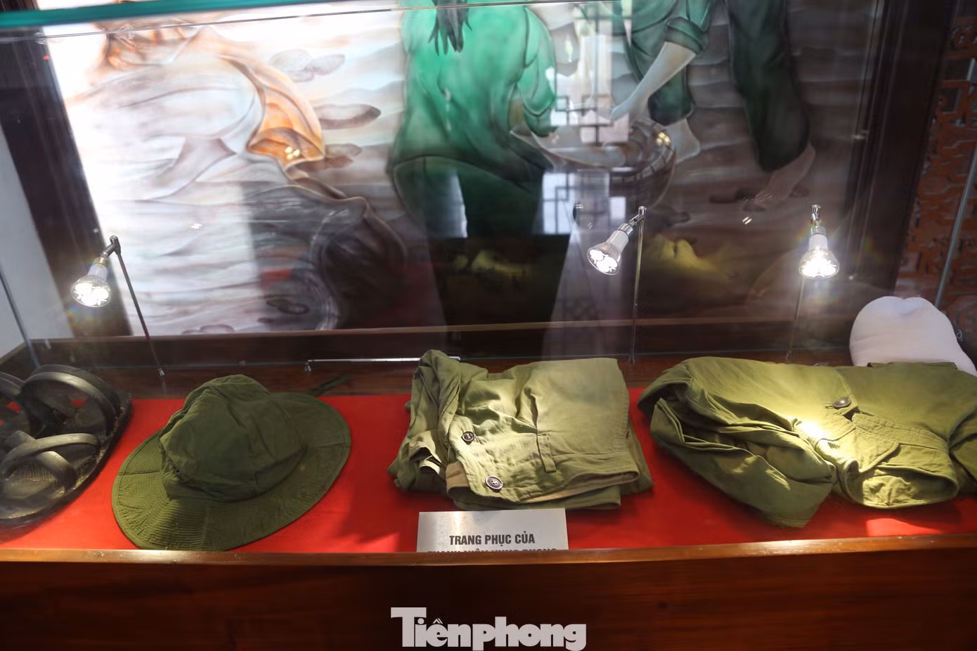 Tại nhà trưng bày, hàng trăm hiện vật, gắn liền với cuộc chiến đấu và đời sống sinh hoạt của lực lượng thanh niên xung phong trên cung đường huyền thoại Truông Bồn. Mỗi hiện vật là một câu chuyện, kể mãi bài ca cuộc đời của những người không tiếc máu xương cho hòa bình và thống nhất đất nước.