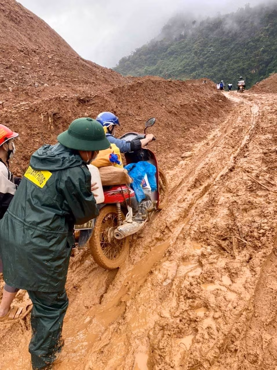 Tuyến đường nối xã Mường Ải và xã Mường Típ (huyện Kỳ Sơn) bị sạt lở. Người dân vất vả lội bùn di chuyển.