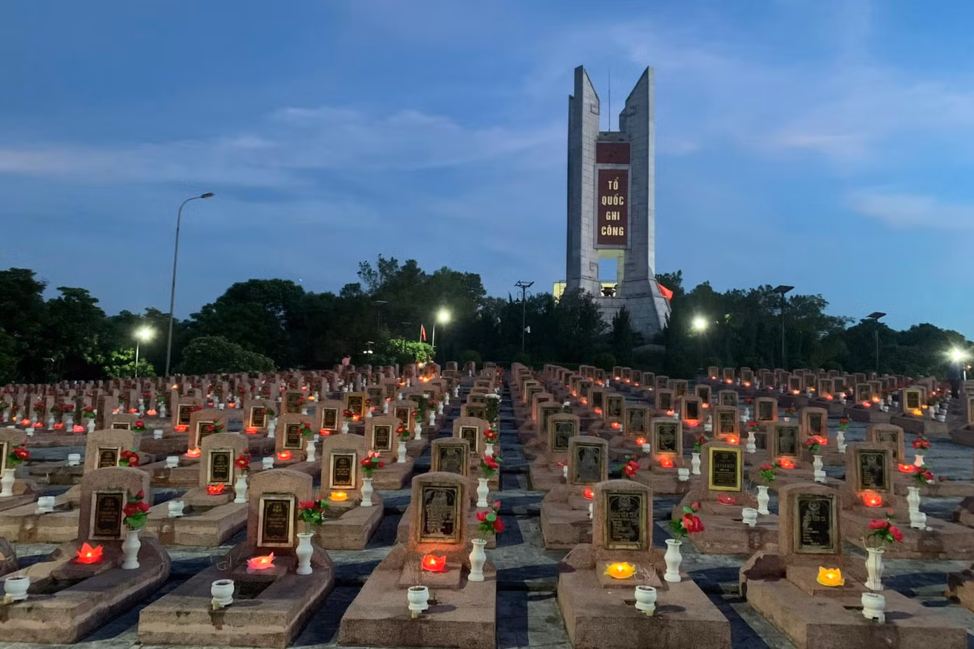 Anh Nguyễn Đức Lộc – Bí thư Huyện Đoàn Nghi Lộc cho biết, kỷ niệm 76 năm ngày Thương binh - Liệt sĩ, Huyện đoàn đã tổ chức ra quân tổng dọn vệ sinh khuôn viên Nghĩa trang Liệt sĩ; sơn sửa lại lá cờ tổ quốc tại các phần mộ, bia mộ đã bị mờ; đồng thời chỉnh trang cắm hoa, thay chân hương và đặt nến tại các phần mộ… “Đây là một trong những hoạt động thường niên của tuổi trẻ huyện Nghi Lộc nhằm thể hiện đạo lý “Uống nước nhớ nguồn”, giáo dục thế hệ trẻ tỏ lòng biết ơn sâu sắc của mình đối với các Anh hùng liệt sĩ đã hy sinh vì độc lập của Tổ quốc, những người con ưu tú của quê hương đã có những đóng góp to lớn trong sự nghiệp đấu tranh giải phóng dân tộc, bảo vệ, xây dựng đất nước và vì nghĩa vụ quốc tế cao cả”, anh Lộc chia sẻ.