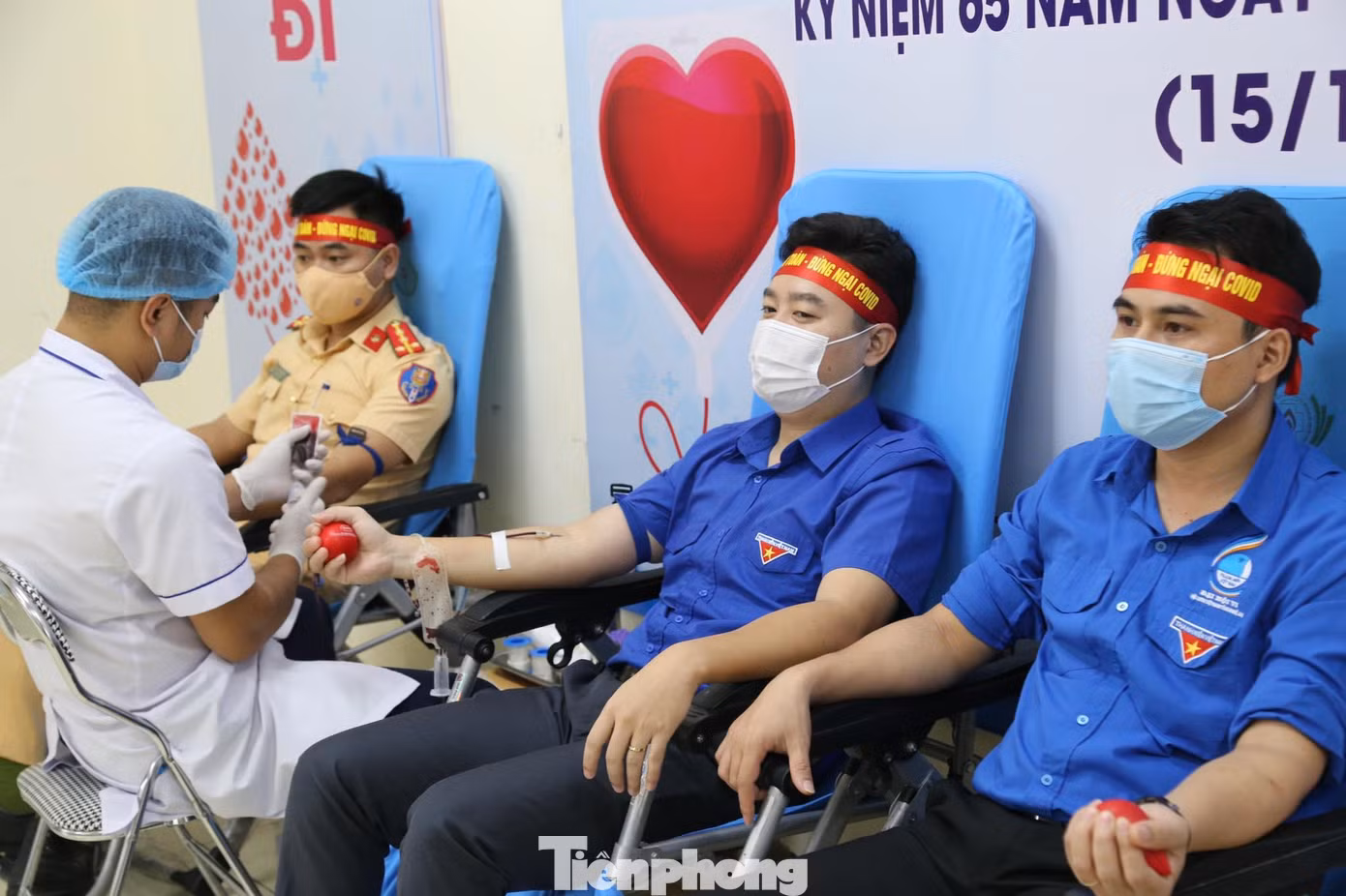 Anh Lê Văn Lương - Bí thư Tỉnh đoàn Nghệ An (bên trái) và anh Thái Minh Sỹ - Phó Bí thư Tỉnh đoàn Nghệ An tham gia hiến máu