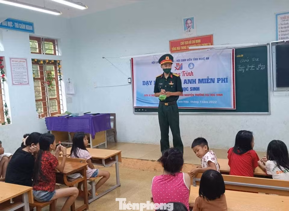 Cao Viết Toàn tham gia tình nguyện dạy tiếng Anh miễn phí cho trẻ em nghèo ở xã Tam Hợp, huyện Tương Dương, Nghệ An