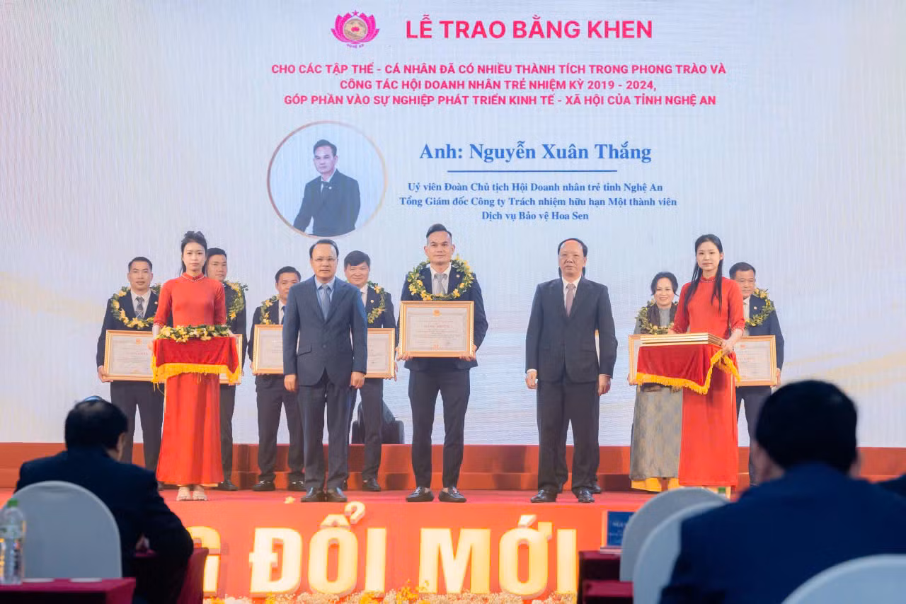 Ông Nguyễn Xuân Thắng – Tổng giám đốc Công ty TNHH MTV dịch vụ bảo vệ Hoa Sen nhận Bằng khen của UBND tỉnh Nghệ An vì đã có thành tích trong phong trào và công tác Hội Doanh nhân trẻ nhiệm kỳ 2019 – 2024, góp phần vào sự phát triển kinh tế - xã hội của tỉnh Nghệ An. Ông Nguyễn Xuân Thắng – Tổng giám đốc Công ty TNHH MTV dịch vụ bảo vệ Hoa Sen nhận Bằng khen của UBND tỉnh Nghệ An vì đã có thành tích trong phong trào và công tác Hội Doanh nhân trẻ nhiệm kỳ 2019 – 2024, góp phần vào sự phát triển kinh tế - xã hội của tỉnh Nghệ An.