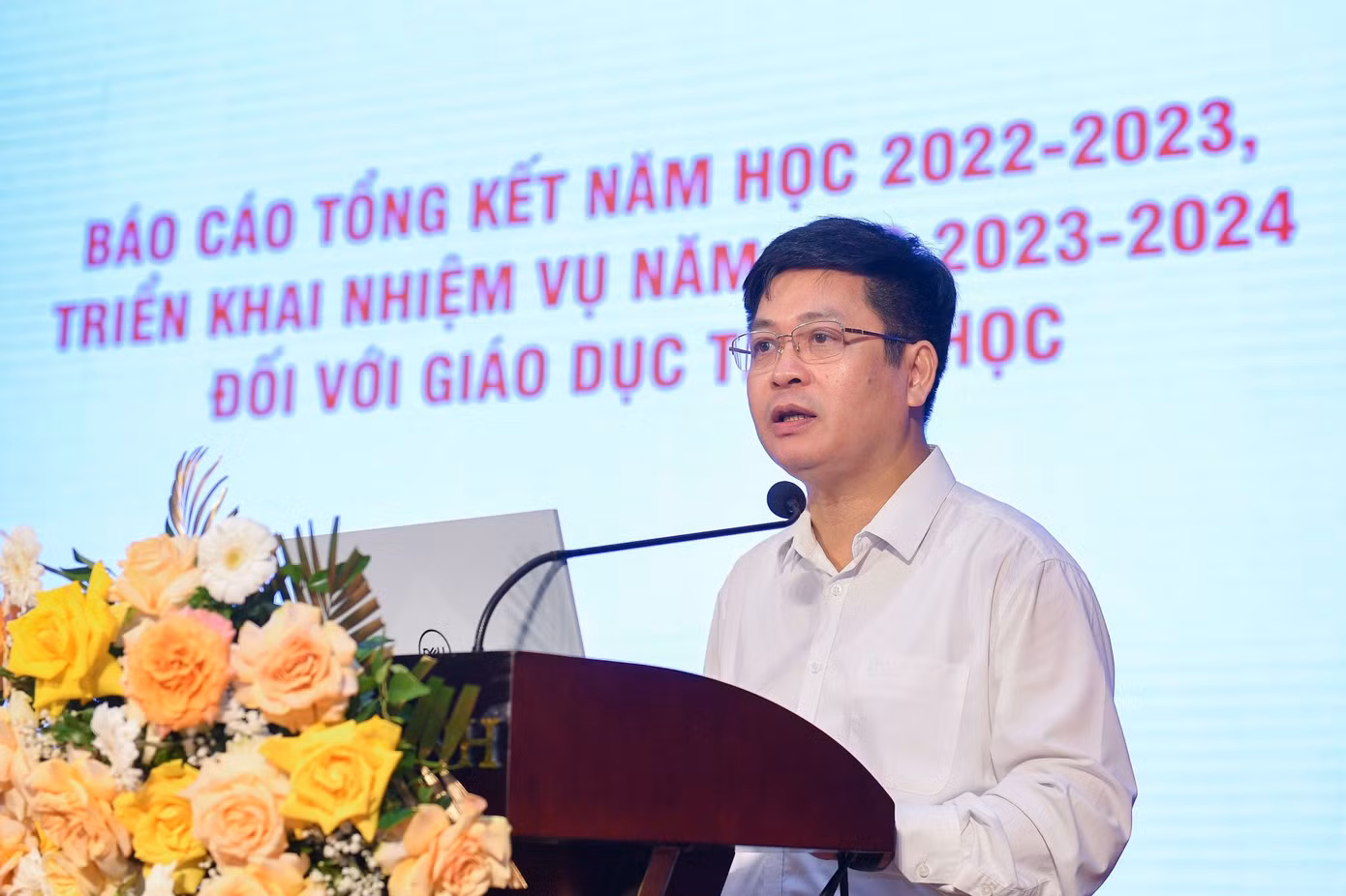 Vụ trưởng Vụ Giáo dục Trung học Nguyễn Xuân Thành báo cáo tại Hội nghị. Vụ trưởng Vụ Giáo dục Trung học Nguyễn Xuân Thành báo cáo tại Hội nghị.