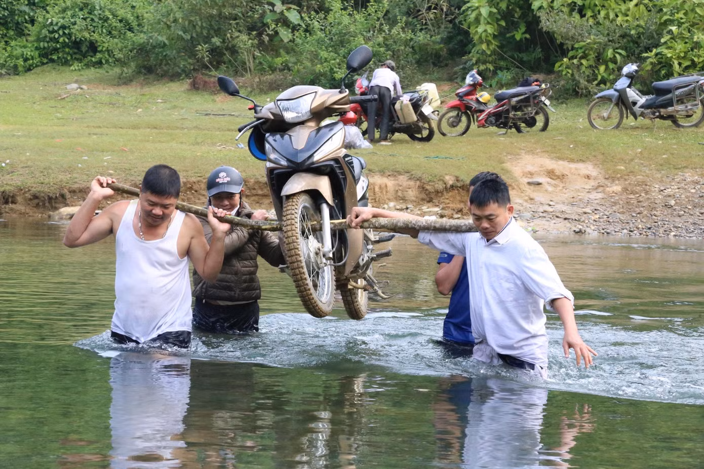 Một trong những “cửa ải” khó khăn, nhất là những giáo viên nữ là vượt qua con sông Giăng. Mùa mưa lũ, nước dâng cao, thầy cô phải ngồi thuyền đi vào trường. Còn những hôm trời nắng ráo, nước đến ngang bụng, cách duy nhất là khiêng xe lội qua.