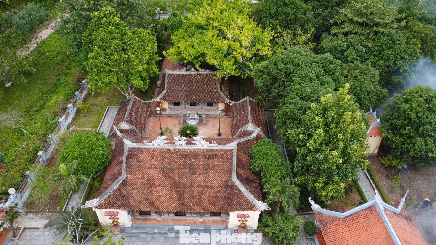 Khu lăng mộ vua Mai rộng hơn 10.000 m2, nằm trong thung lũng Hùng Sơn, gần sông Lam, thuộc thị trấn Nam Đàn. Đây là nơi an táng thi hài vua Mai Hắc Đế.