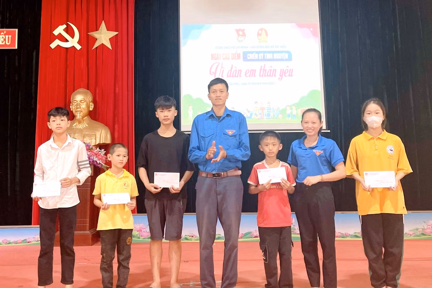 Em Nguyễn Văn Sang (học sinh lớp 5A, Trường Tiểu học Tây Hiếu) có hoàn cảnh đặc biệt khó khăn. Cả bố và mẹ em bỏ đi khi em còn nhỏ. Em phải sống nhờ gia đình chú ruột. Gia đình người chú cũng rất khó khăn (vợ bệnh nặng, con cái của chú tật nguyền). “Em rất vui và biết ơn các anh chị đoàn viên thanh niên đã tặng quà cho em. Em hứa sẽ cố gắng chăm ngoan, học giỏi, không phụ tấm lòng của các anh chị”, em Sang chia sẻ. Trong ảnh: Đoàn xã Tây Hiếu dành tặng 5 phần quà cho 5 em học sinh có hoàn cảnh khó khăn trên địa bàn trích từ nguồn rửa xe gây quỹ.
