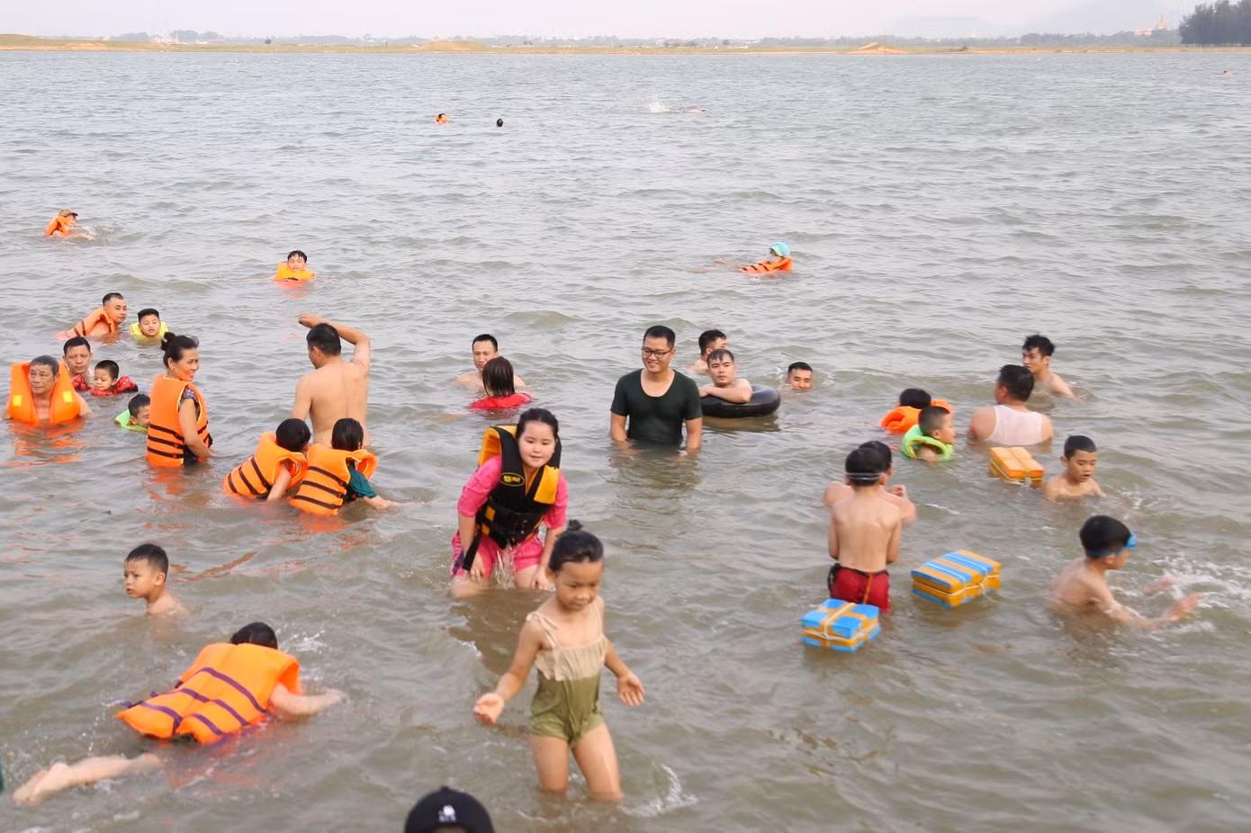 Những ngày này, Nghệ An xảy ra nắng nóng và nắng nóng gay gắt, nhiệt độ cao nhất phổ biến 38 - 40 độ C, có nơi trên 41 độ C. Nắng nóng, khu vực hạ nguồn sông Lam đoạn qua địa bàn phường Bến Thủy (TP Vinh, Nghệ An) trở thành bãi tắm giải nhiệt của người dân xung quanh.