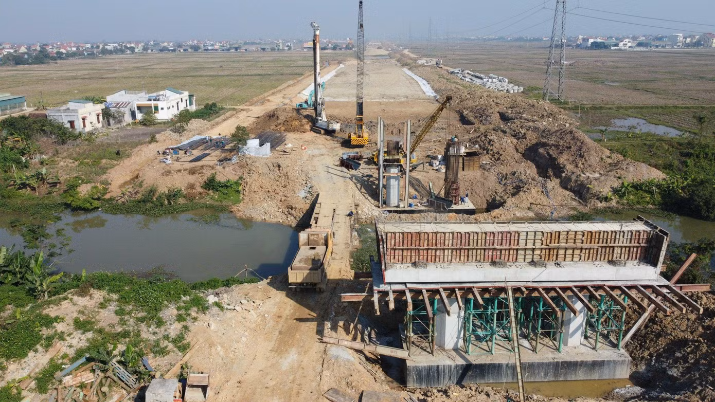 Dự án đầu tư xây dựng đường bộ cao tốc Bắc - Nam phía Đông giai đoạn 2017 - 2020 đi qua tỉnh Nghệ An dài 87,84km, có tổng mức đầu tư gần 7.500 tỷ đồng, sử dụng nguồn vốn ngân sách Nhà nước, thời gian thi công dự án trong khoảng 2 năm; thuộc 2 dự án thành phần đoạn Nghi Sơn - Diễn Châu và dự án thành phần đoạn Diễn Châu - Bãi Vọt.