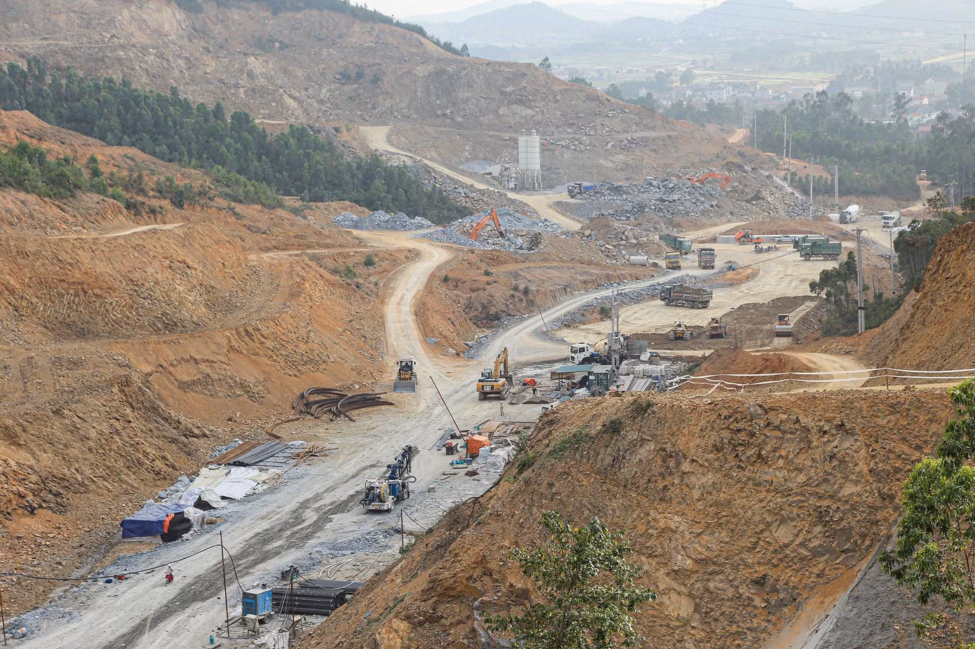 Dọc tuyến dự án thành phần cao tốc Bắc - Nam đoạn Nghi Sơn - Diễn Châu, không khí thi công diễn ra khẩn trương. Xe vận chuyển vật liệu phục vụ thi công ra vào tấp nập hòa trong tiếng động cơ máy ủi, máy lu, máy khoan. Dọc tuyến dự án thành phần cao tốc Bắc - Nam đoạn Nghi Sơn - Diễn Châu, không khí thi công diễn ra khẩn trương. Xe vận chuyển vật liệu phục vụ thi công ra vào tấp nập hòa trong tiếng động cơ máy ủi, máy lu, máy khoan.