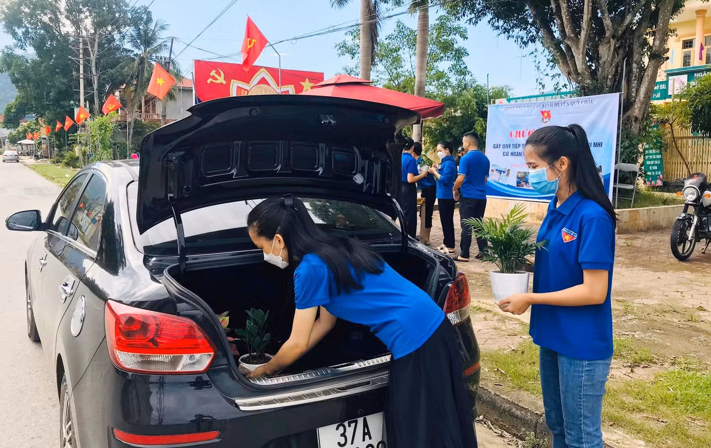 Chị Phan Thị Quỳnh Châu, Bí thư Huyện Đoàn Quỳ Châu chia sẻ: “Rửa xe gây quỹ là hoạt động có ý nghĩa thiết thực để giúp đỡ các em nhỏ hoàn cảnh khó khăn trước thềm năm học mới. Dịp này, Huyện Đoàn triển khai ở tất cả 12 xã, thị trấn trên địa bàn, với tổng số tiền quyên góp được là hơn 35 triệu đồng. Hoạt động nhằm phát huy tinh thần xung kích, tình nguyện, tương thân tương ái, biết sẻ chia trong cộng đồng”.