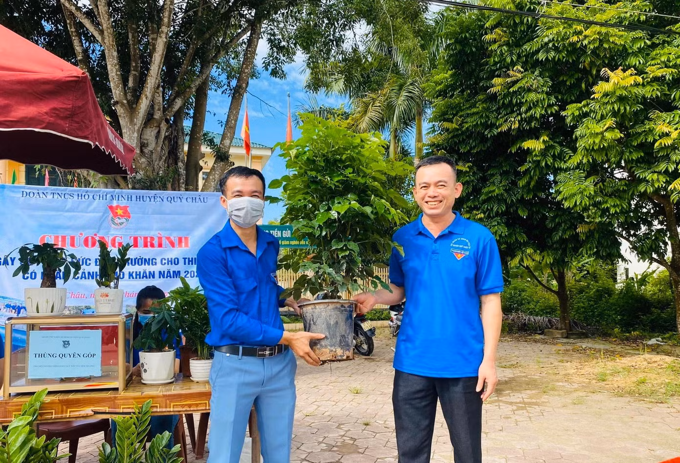 Toàn bộ số tiền gây quỹ sẽ được chuyển thành những phần quà như quần áo, sách vở, bàn học tặng cho các em học sinh nghèo vượt khó, đặc biệt khó khăn trên địa bàn vào ngày khai giảng 5/9.