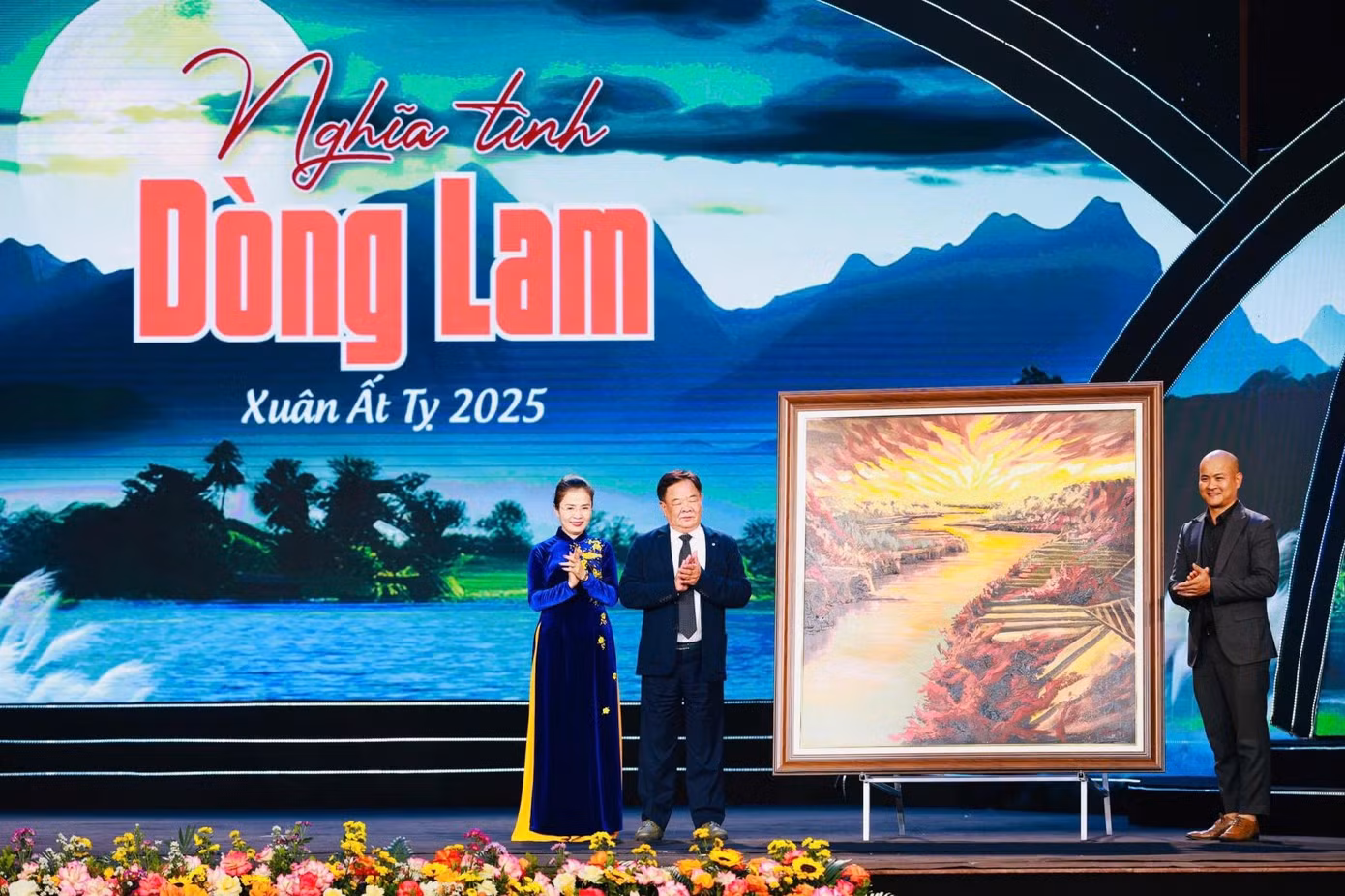 Bức tranh "Nghĩa tình dòng Lam" được đấu giá thành công với mức giá 1 tỷ đồng cho ông Vũ Thanh Tuyên, một doanh nhân đến từ tỉnh Nam Định. Bức tranh "Nghĩa tình dòng Lam" được đấu giá thành công với mức giá 1 tỷ đồng cho ông Vũ Thanh Tuyên, một doanh nhân đến từ tỉnh Nam Định.