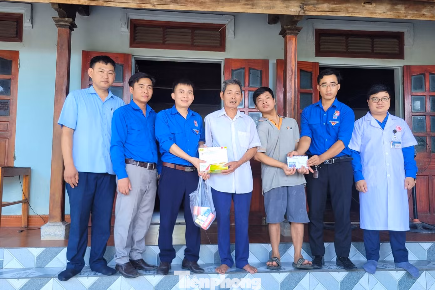 Tặng quà cho gia đình bác Hoàng Văn Ánh (SN 1954, trú khối 5, phường Quỳnh Xuân, thị xã Hoàng Mai). Bác Ánh bị nhiễm chất độc hóa học dioxin, di chứng cho đứa con trai út trong gia đình. Vợ mất sớm, cả hai bố con không có sức lao động nương tựa vào nhau sống qua ngày. Hoàn cảnh hết sức khó khăn.